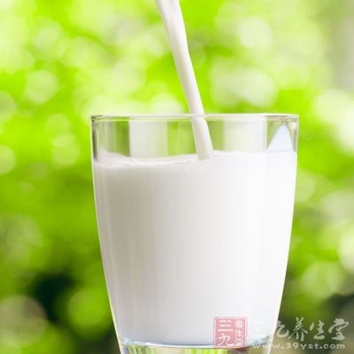 牛奶中的钙最容易被吸收，而且磷、钾、镁等多种矿物搭配也十分合理