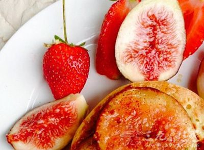 月经期间适量食用些无花果、草莓等水果，可减缓经痛