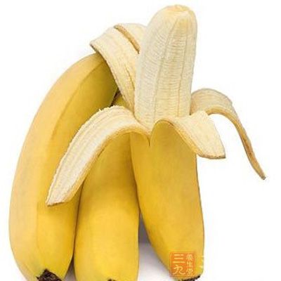 早餐吃香蕉时搭配常温的白开水，吃完香蕉后15—30分钟喝也可以