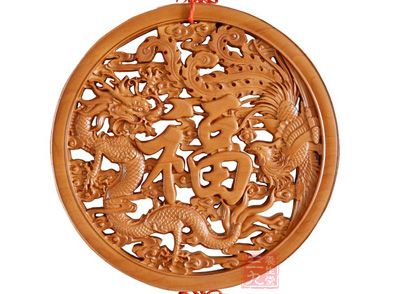 桃木八卦龙凤镜，是用纯桃木制成的，直径通常为30厘米