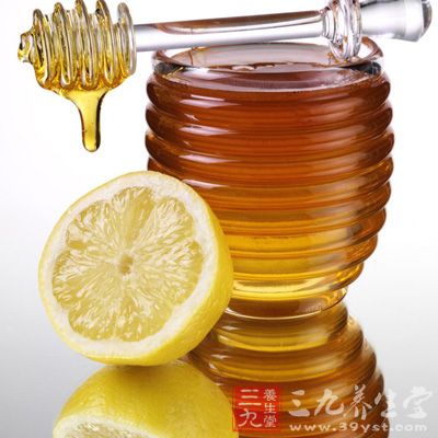 柠檬蜂蜜水中含有大量柠檬酸盐，能够抑制钙盐结晶，从而阻止肾结石形成
