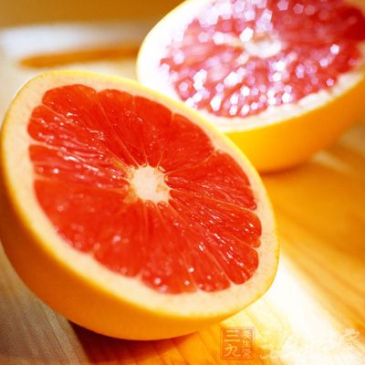 葡萄柚中含有钾却不含钠，而且还含有能降低血液中胆固醇的天然果胶