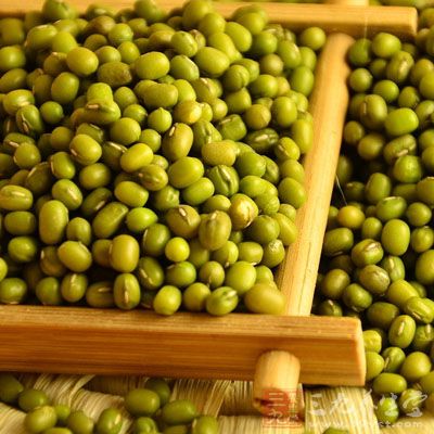 绿豆对高血压患者有很好的食疗作用，不仅有助于降压，减轻症状