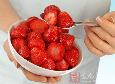 草莓是很多女孩子非常青睐的一种水果，不仅因为它可人的长相，还有它又酸又甜的口感