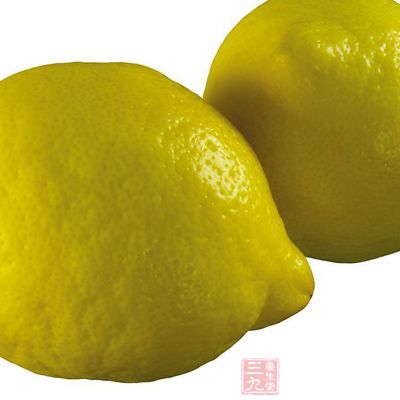 柠檬可以说是水果中的美容圣品，人们都喜欢用柠檬片来泡水喝