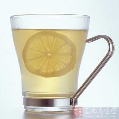 每天早上起来喝一杯柠檬水能加快新陈代谢