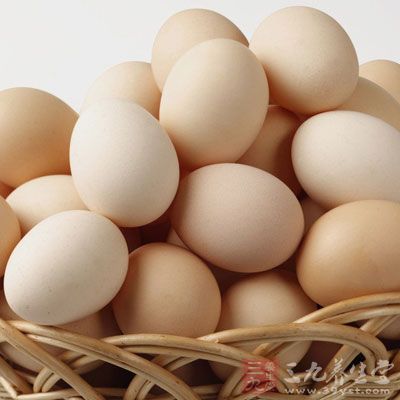 鸡蛋的确有一定量的胆固醇，但是，鸡蛋中也有帮助降低胆固醇的成分