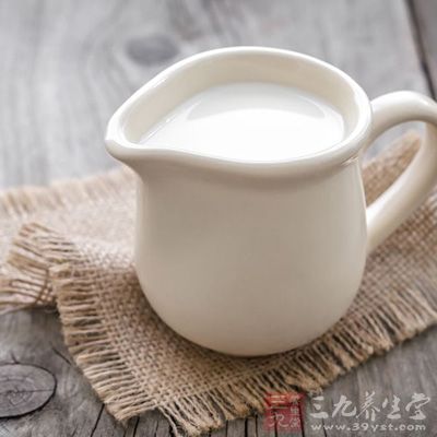 牛奶可以在胃黏膜表面形成一个很好的保护层