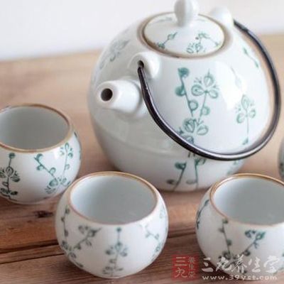 玫瑰花茶可以用瓷器、陶器，也可以用玻璃的茶具