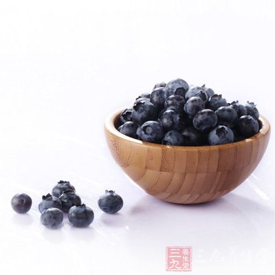 蓝莓中的花色苷有很强的抗氧化性，可抗自由基、延缓衰老、防止细胞的退行性改变
