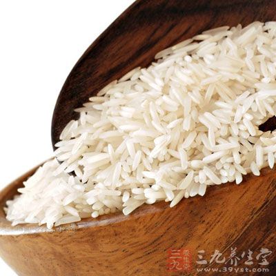 将大米用适量的温水浸泡一会，这样米中的植酸酶将大部分植酸分解