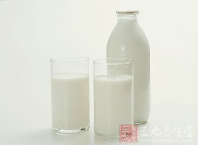 牛奶中含有一些成份能够有效地抑制肝脏制造胆固醇