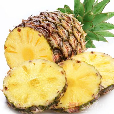 菠萝中所含糖、盐类和酶有利尿作用，适当食用对肾炎，高血压病患者有益