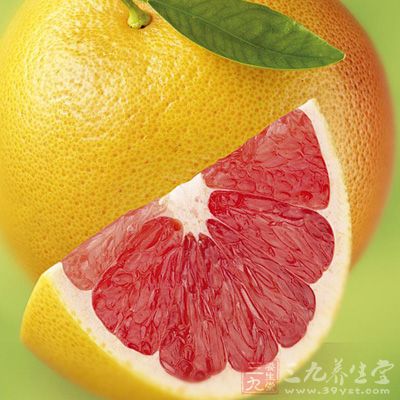 葡萄柚含有非常丰富的柠檬酸、钠、钾和钙，而柠檬酸有助于肉类的消化，避免人体摄取过多的脂肪