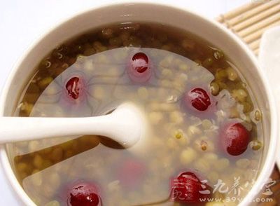 绿豆汤是一道清凉解暑的保健汤