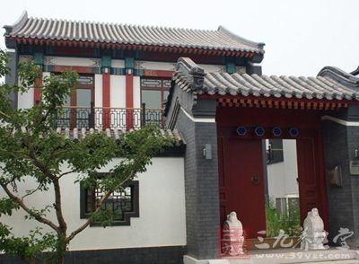 中国门槛是指门下的横木，中国传统的住宅大门入口处多有门槛