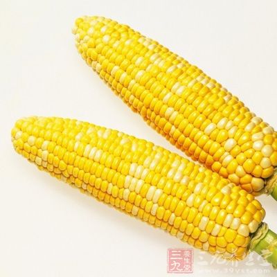 玉米中含有大量的植物纤维素能加速排除体内毒素，其中天然维生素E则有促进细胞分裂、延缓衰老、降低血清胆固醇、防止皮肤病变的功能