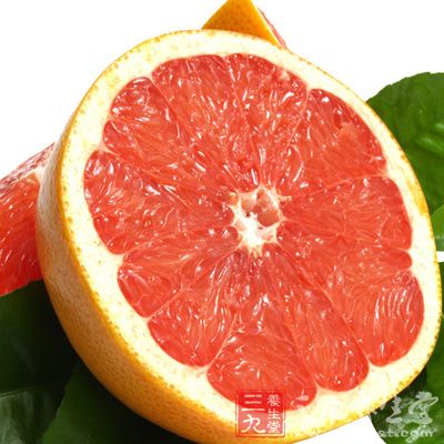葡萄柚1个，橙子1/2个，氨基酸饮料150毫升，碎冰块适量