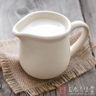 牛奶中的纯蛋白含量高，常喝牛奶可美容