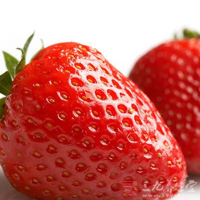 草莓最好在饭后吃，因为其含有大量果胶及纤维素，可促进胃肠蠕动、帮助消化、改善便秘，预防痔疮、肠癌的发生