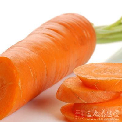 养颜排毒的食物胡萝卜中的膳食纤维还能帮助清理结肠中的垃圾，并加速将其排出体外