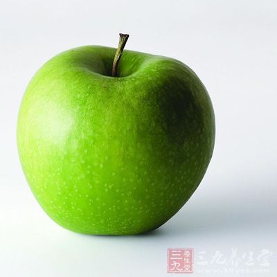 苹果含有充足的钾，可与体内过剩的钠结合并排出体外，从而降低血压