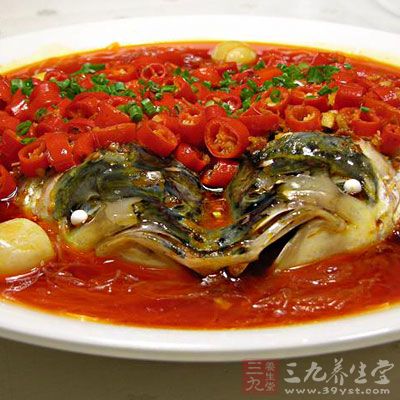 剁椒鱼头是湖南湘潭以及湘赣交界地方的一道汉族传统名菜，属湘菜系