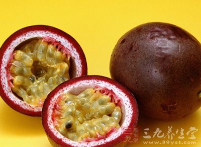 西番莲(学名：Passiflora caerulea L.)，为多年生常绿攀缘木质藤本植物，是一种芳香可口的水果
