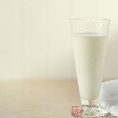 一杯熟的大娃娃菜汁能提供几乎与一杯牛奶一样多的钙