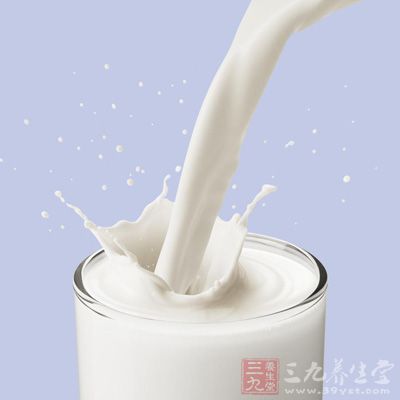 牛奶中的纯蛋白含量很高，能补充皮肤中流失的蛋白质和水份