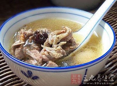 一般鸽子汤都是用炖的方式来煮比较好这样能原汁原 味的把鸽子的营养充分熬出味道来，一般都是用中药材来炖鸽子汤