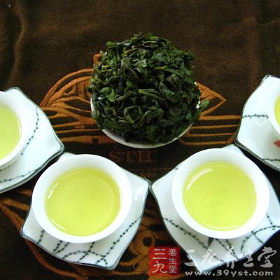 乌龙茶是一种半发酵茶，它能够抑制脂肪吸收、促进脂肪分解