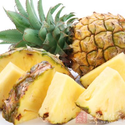 菠萝中含有的菠萝蛋白酶不但可以帮助感冒患者缓解喉咙痛和咳嗽的症状