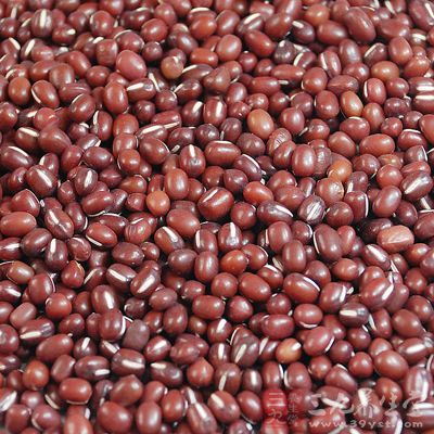 在本地市场，赤小豆和红豆则是两种色泽接近，长相却不一样的干豆