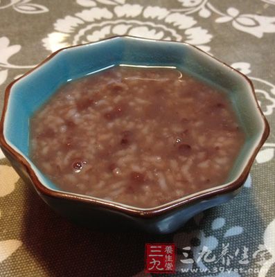 吃薏米红豆粥能够充实人的口腹，让饥饿感马上消除