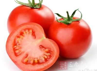 西红柿含有番茄红素，而番茄红素含有对心血管具有保护做用的维生素和矿物质元素，能减少心脏病得发作