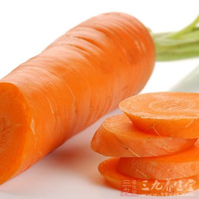 红萝卜洗净，切成丝或片状
