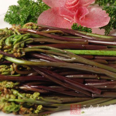 蕨菜500g，紫天椒，6粒蒜，生抽30ml，糖2g