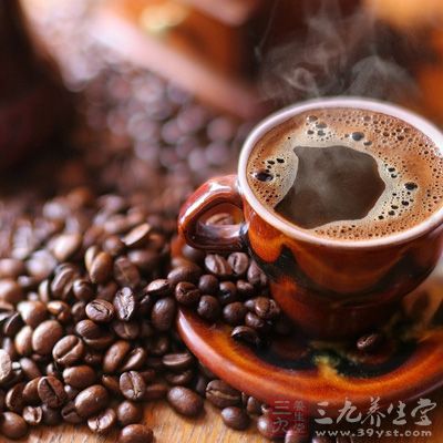 咖啡的饮品中包含有咖啡因，因此极易引起耳鸣