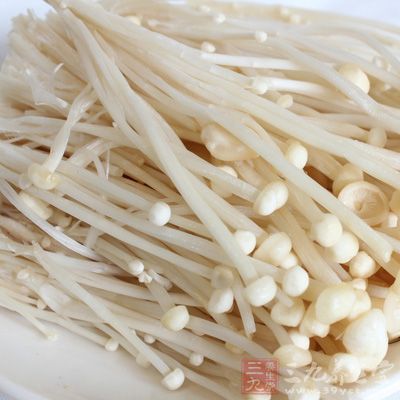 金针菇菌盖嫩滑、营养丰富，要吃就得吃新鲜的