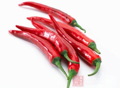 辣椒含有丰富的维生素C ，可以控制心脏病及冠状动脉硬化，降低胆固醇
