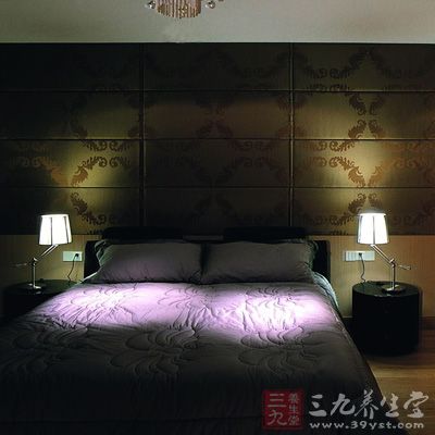 最宜在卧室安装光线柔和的落地灯或台灯舒缓人的身心压力