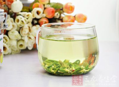 莲子心茶有清心火的功效，专治心火所积攒形成的烦躁不眠等症状