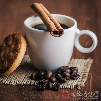 咖啡会刺激胃，使其分泌过多的胃酸，导致消化不良和泛酸