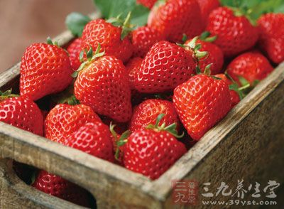 草莓富含维生素C，可防止伤风、牙龈出血、便秘、动脉硬化