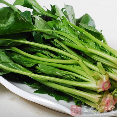 有刺种菠菜果实菱形有刺叶较小而薄，戟形或箭形、因质地柔软，涩味少，适于食用