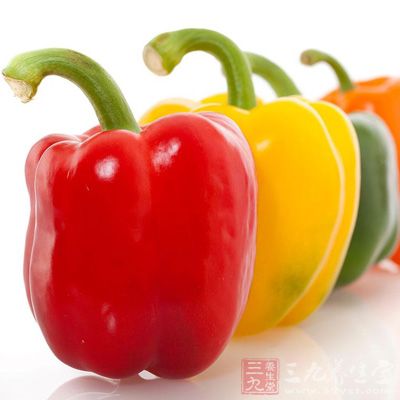 柿子椒中维生素C和β-胡萝卜素的结合，能对抗白内障，保护视力，还可以使皮肤白皙亮丽