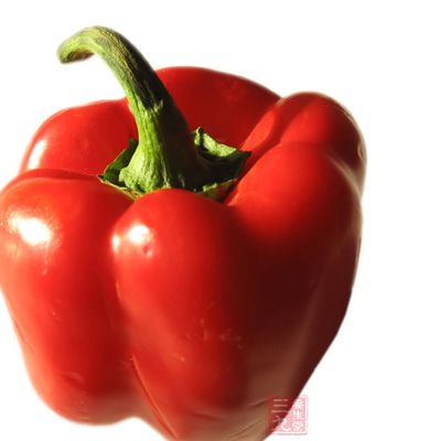 甜椒能够通过发汗而降低体温，并缓解肌肉疼痛