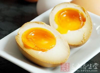 吃鸡蛋最好的状态是蛋清已经凝固，而蛋黄处于半凝固或流动的状态