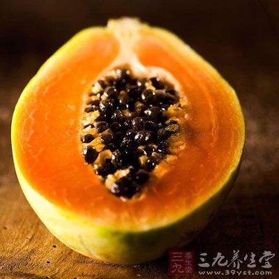 青木瓜里内含青木瓜酵素，而青木瓜的青木瓜酵素是成熟青木瓜的二倍左右